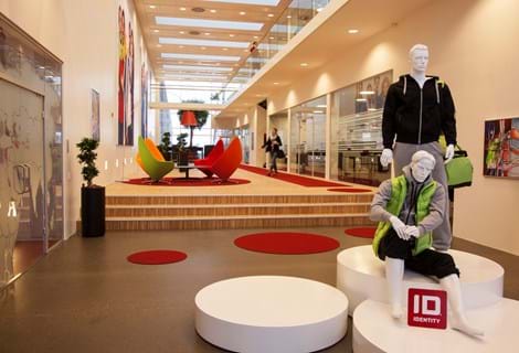 mange røde filttæpper i showroom hos ID identity